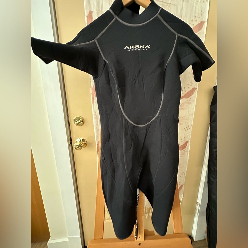 Akona small 11/12 shorty wet suit